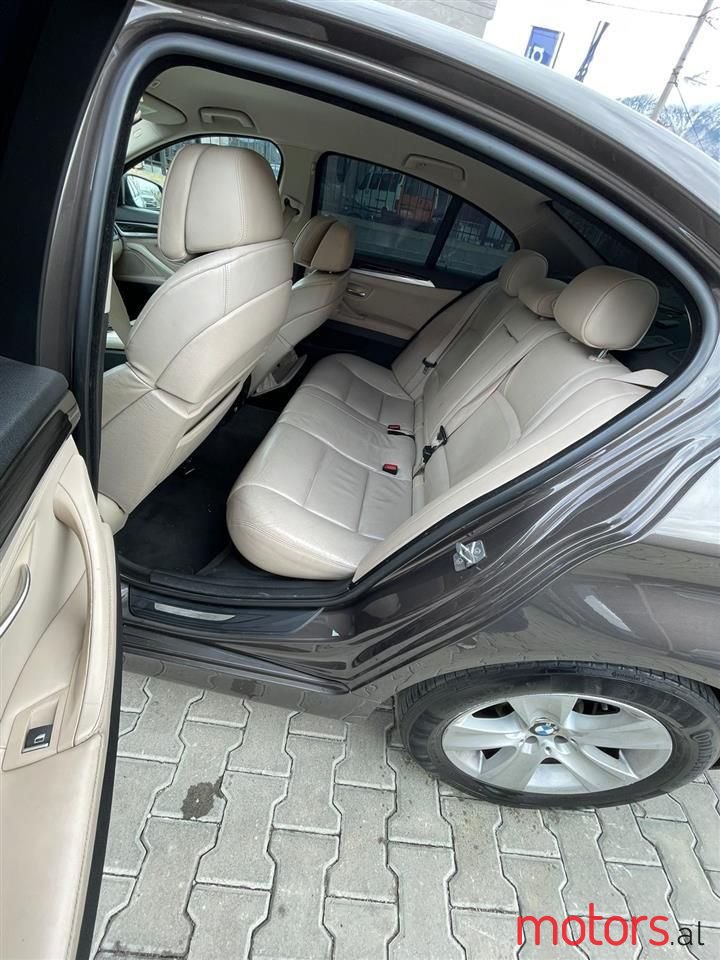 2011' BMW 530 photo #4