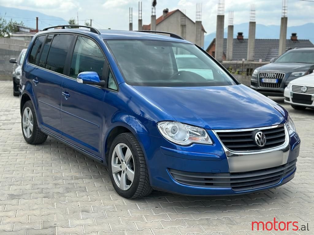 2008' Volkswagen Touran photo #3