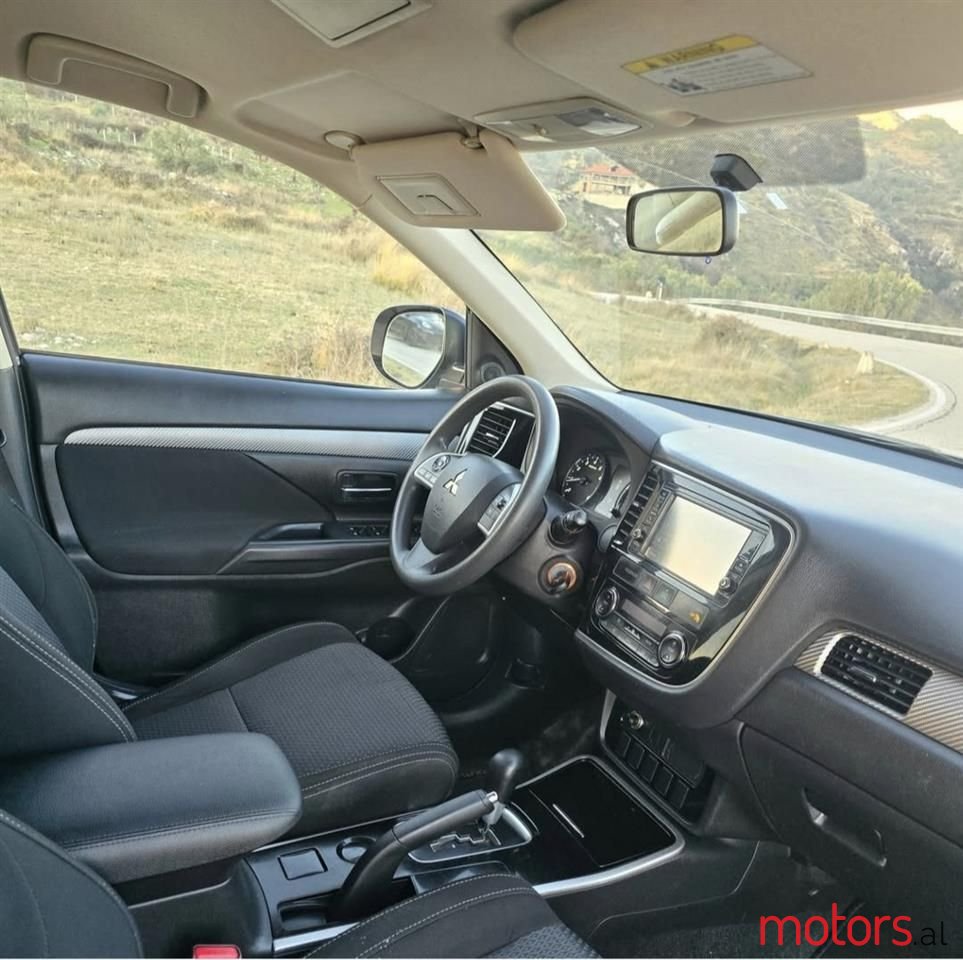 2018' Mitsubishi Outlander photo #2