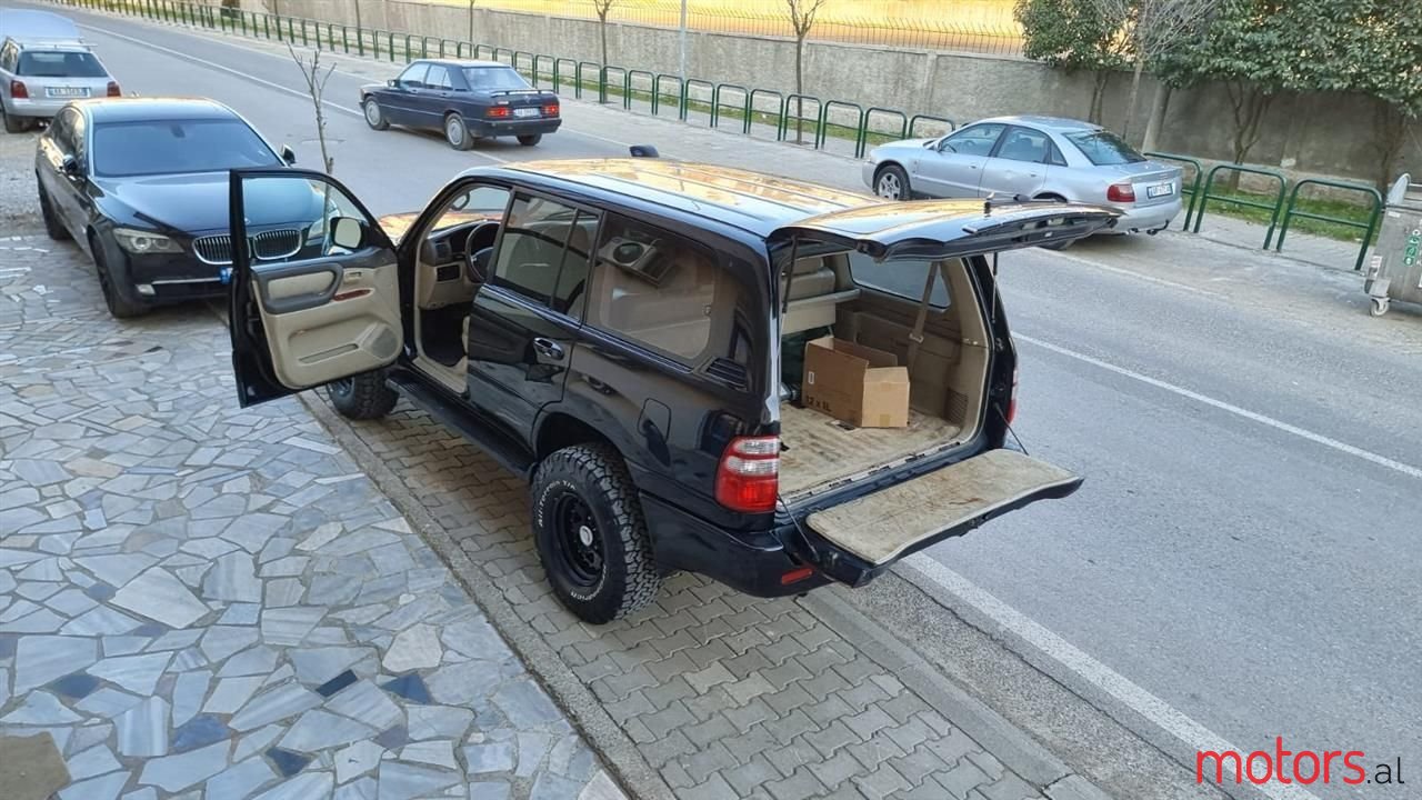 2005' Toyota Land Crusier photo #3