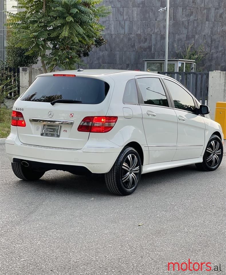 2011' Mercedes-Benz 200 photo #5