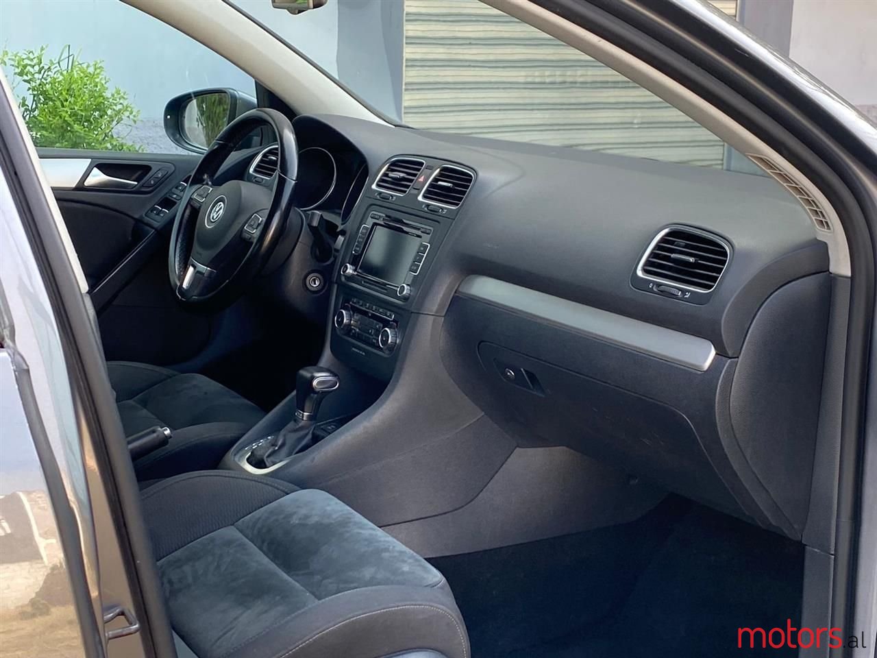 2009' Volkswagen Golf photo #2