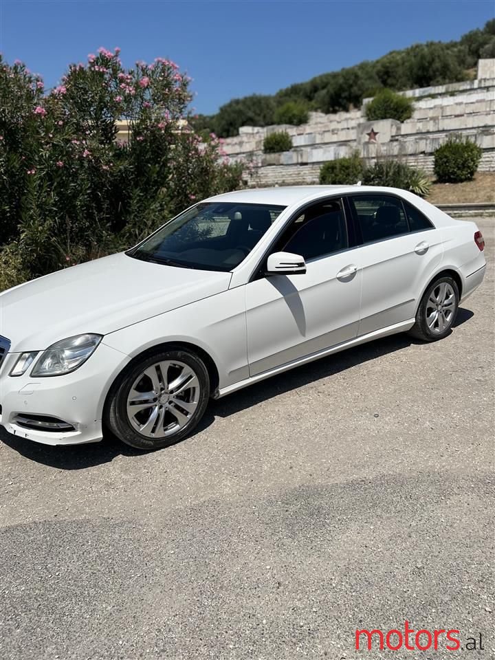 2012' Mercedes-Benz E 200 photo #3