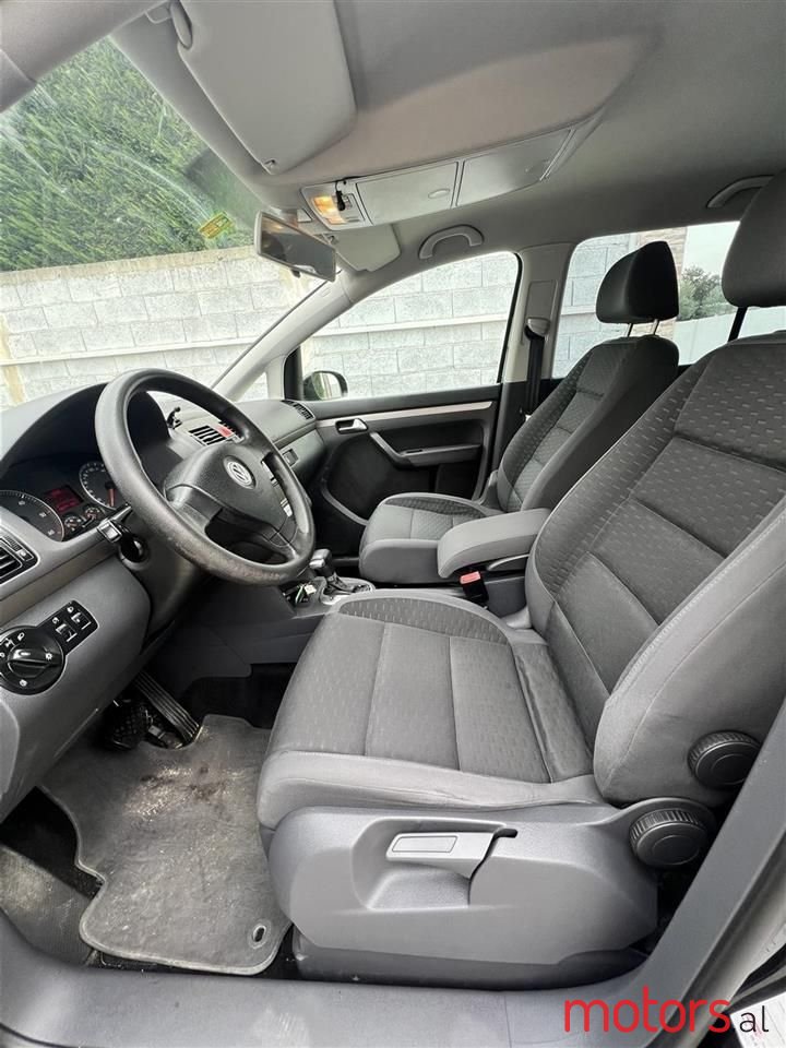 2007' Volkswagen Touran photo #3