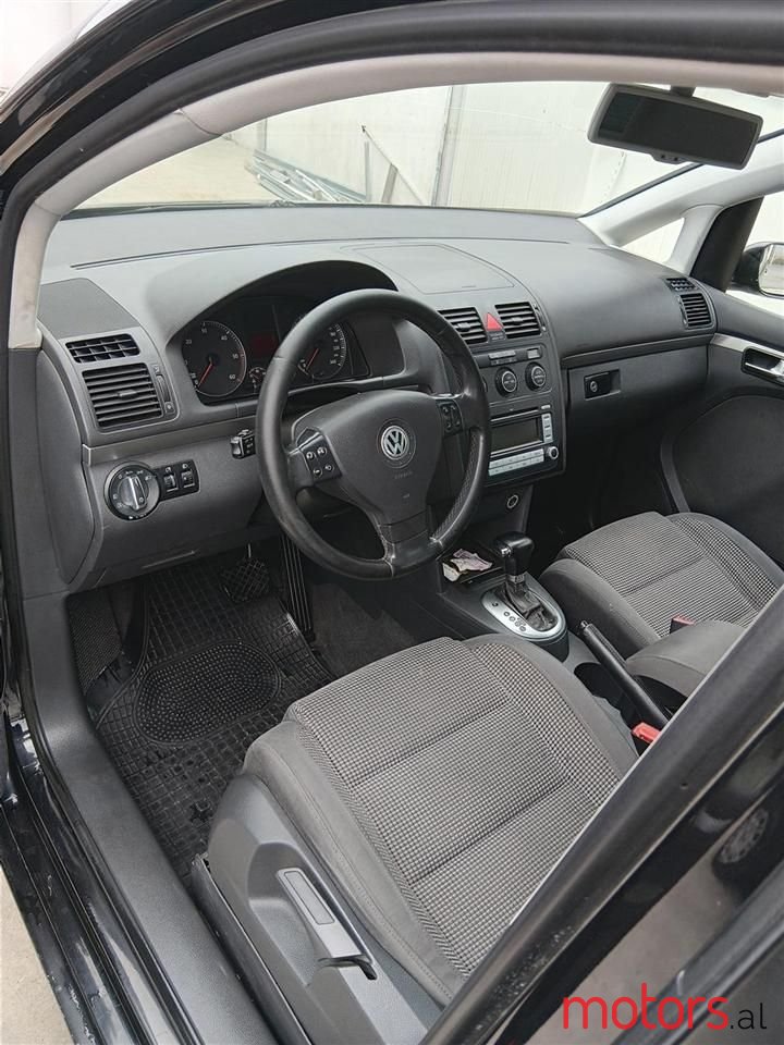 2005' Volkswagen Touran photo #6