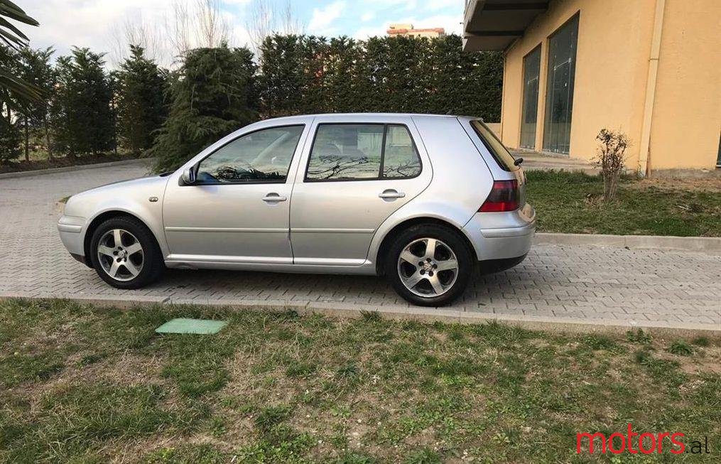 2002' Volkswagen Golf photo #1