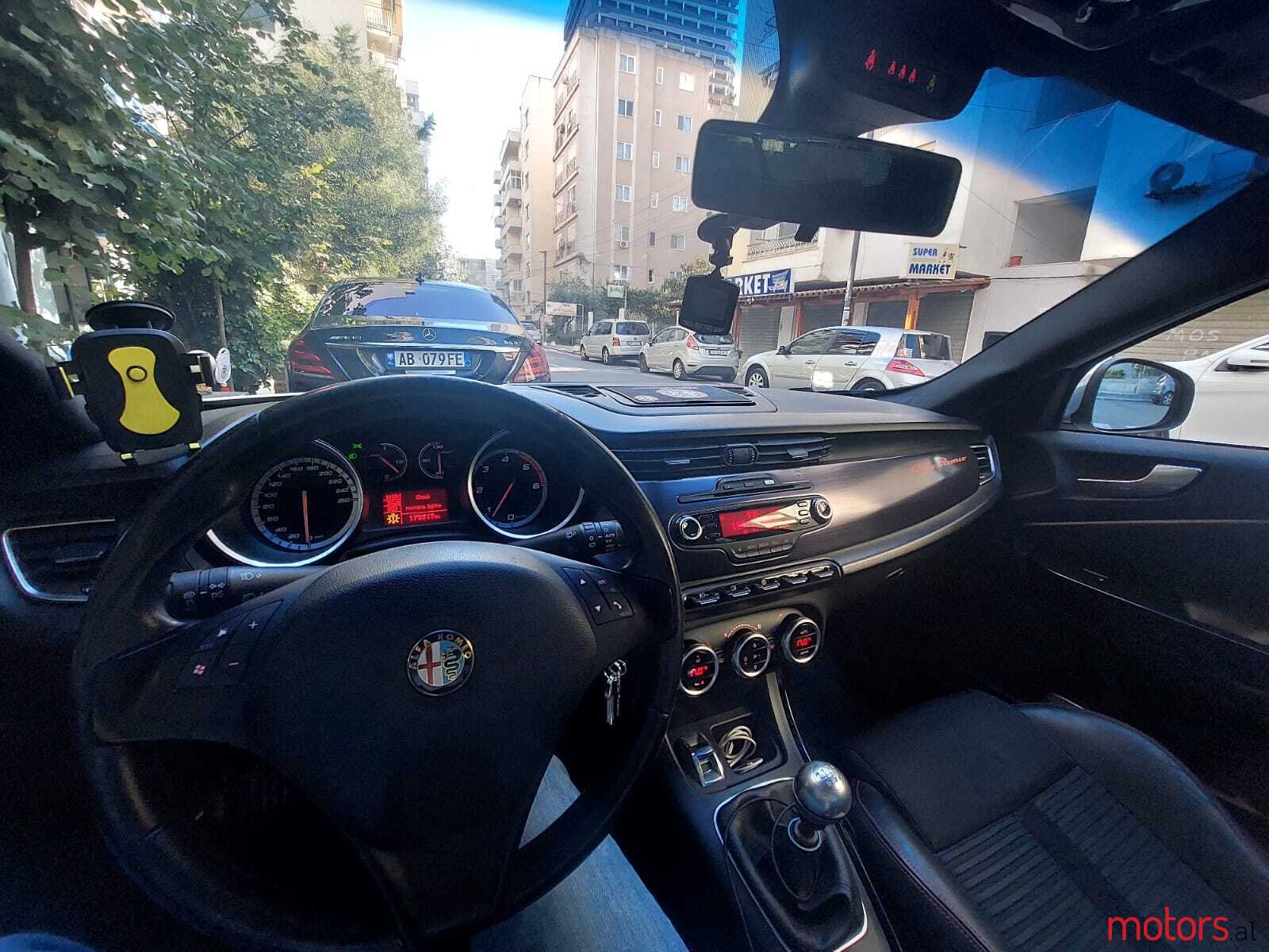 2011' Alfa Romeo Giulietta photo #7