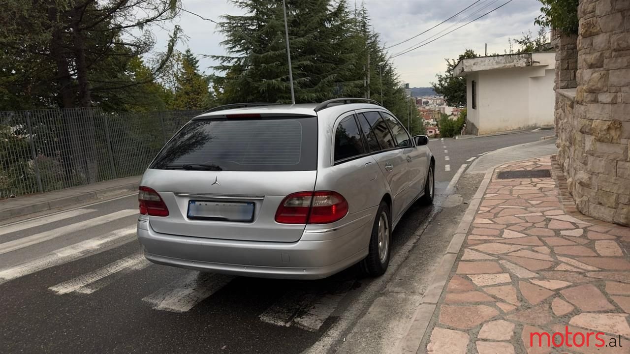 2005' Mercedes-Benz E 220 photo #3