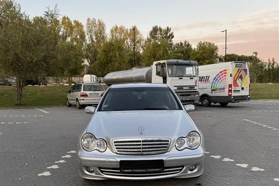 2005' Mercedes-Benz C 220
