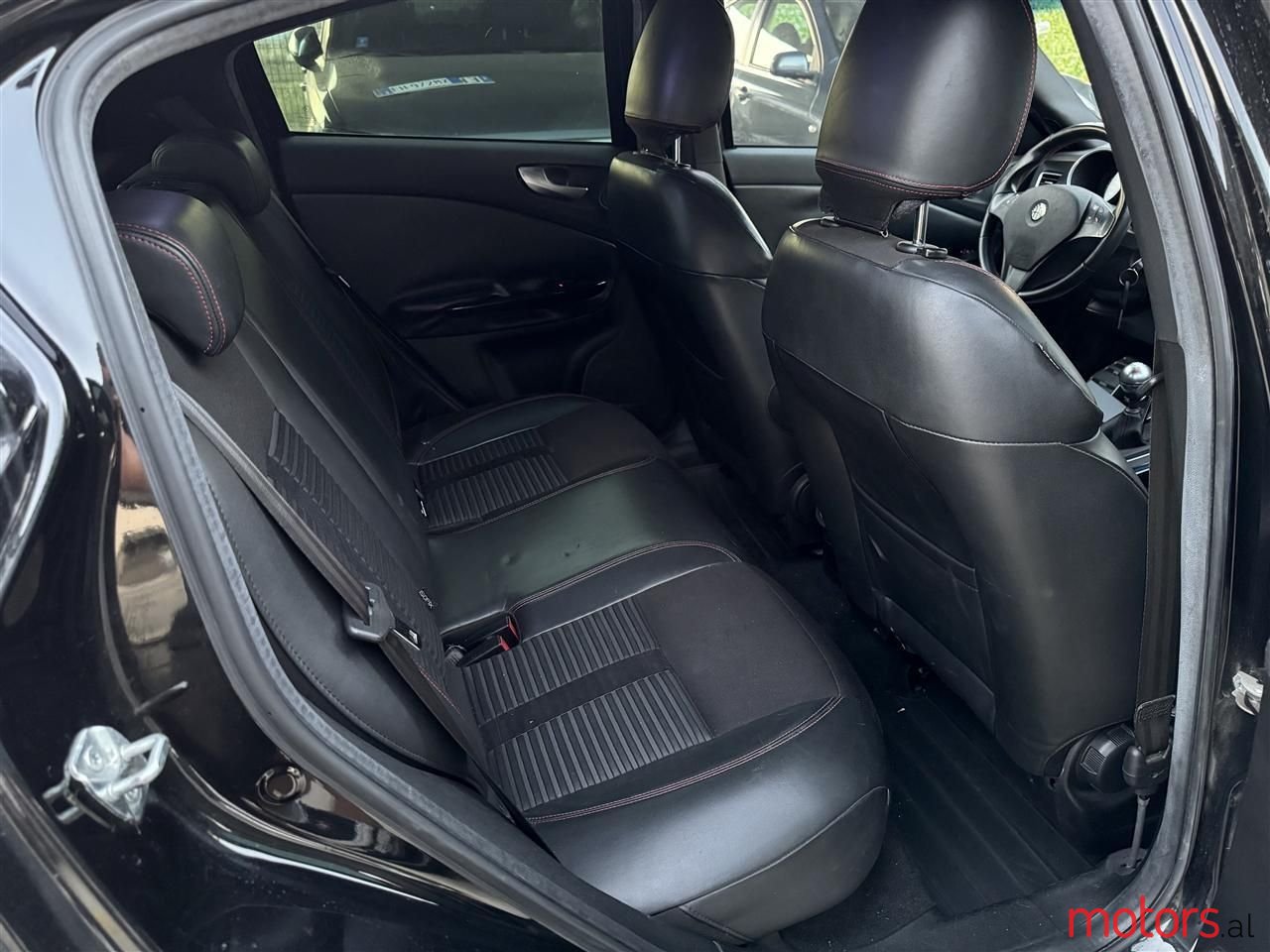 2012' Alfa Romeo Giulietta photo #2