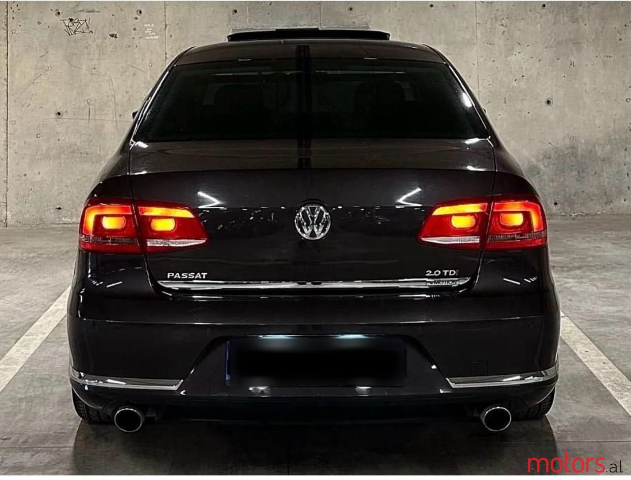 2011' Volkswagen Passat photo #5