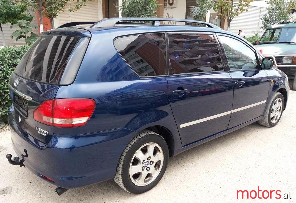 2002' Toyota Avensis Verso photo #1