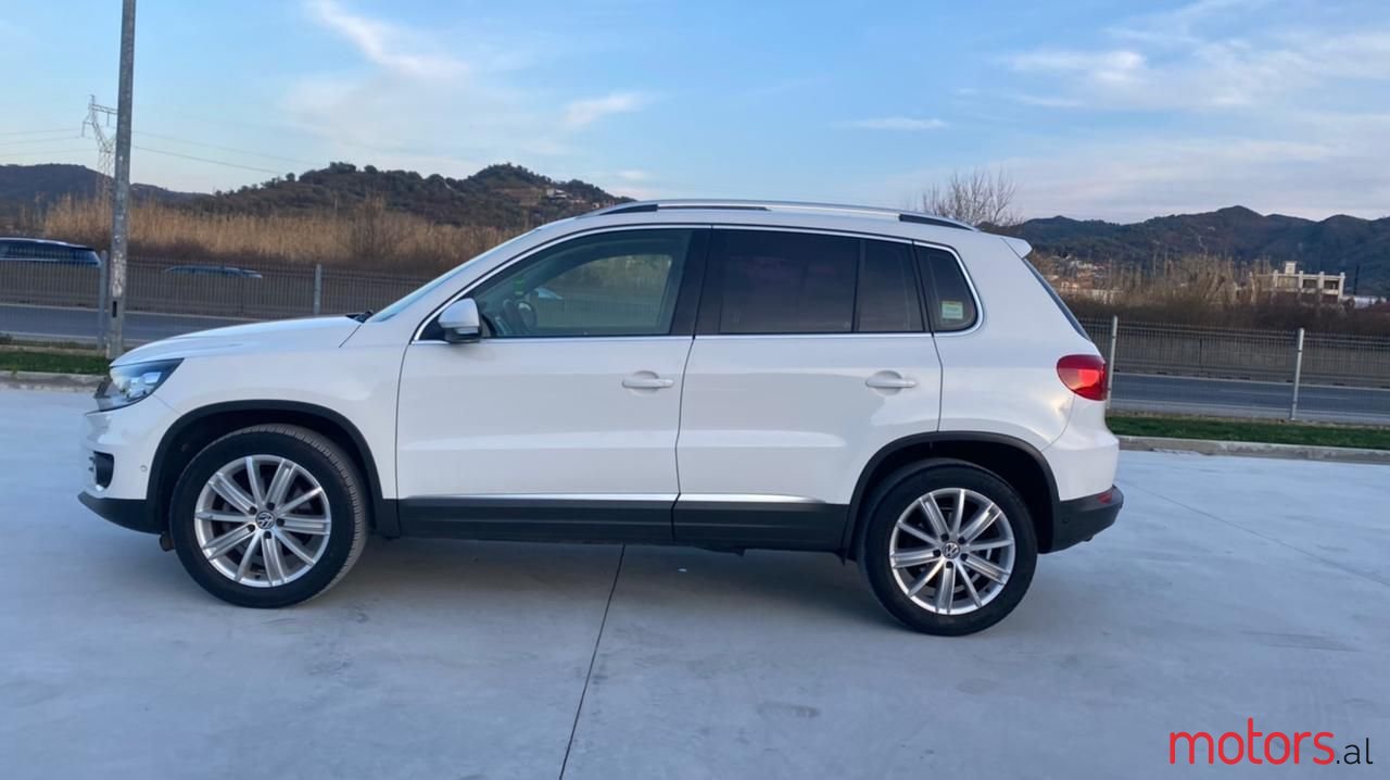 2012' Volkswagen Tiguan photo #3