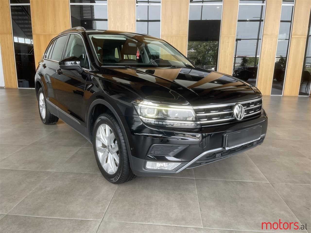 2017' Volkswagen Tiguan photo #1