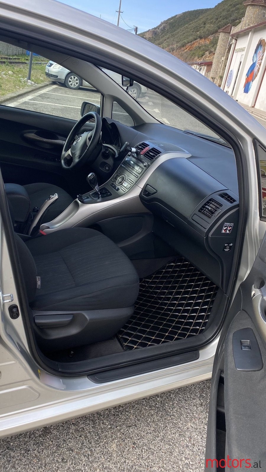 2009' Toyota Auris photo #2