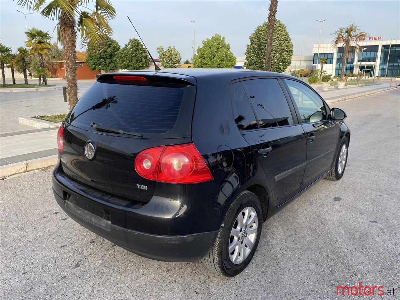 2008' Volkswagen Golf photo #3