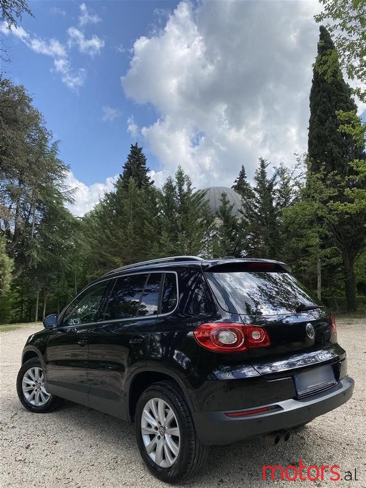 2011' Volkswagen Tiguan photo #3