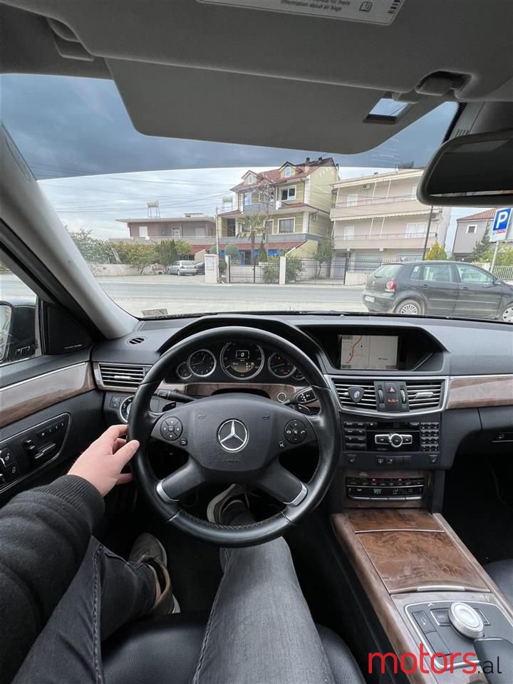 2011' Mercedes-Benz E 350 photo #2