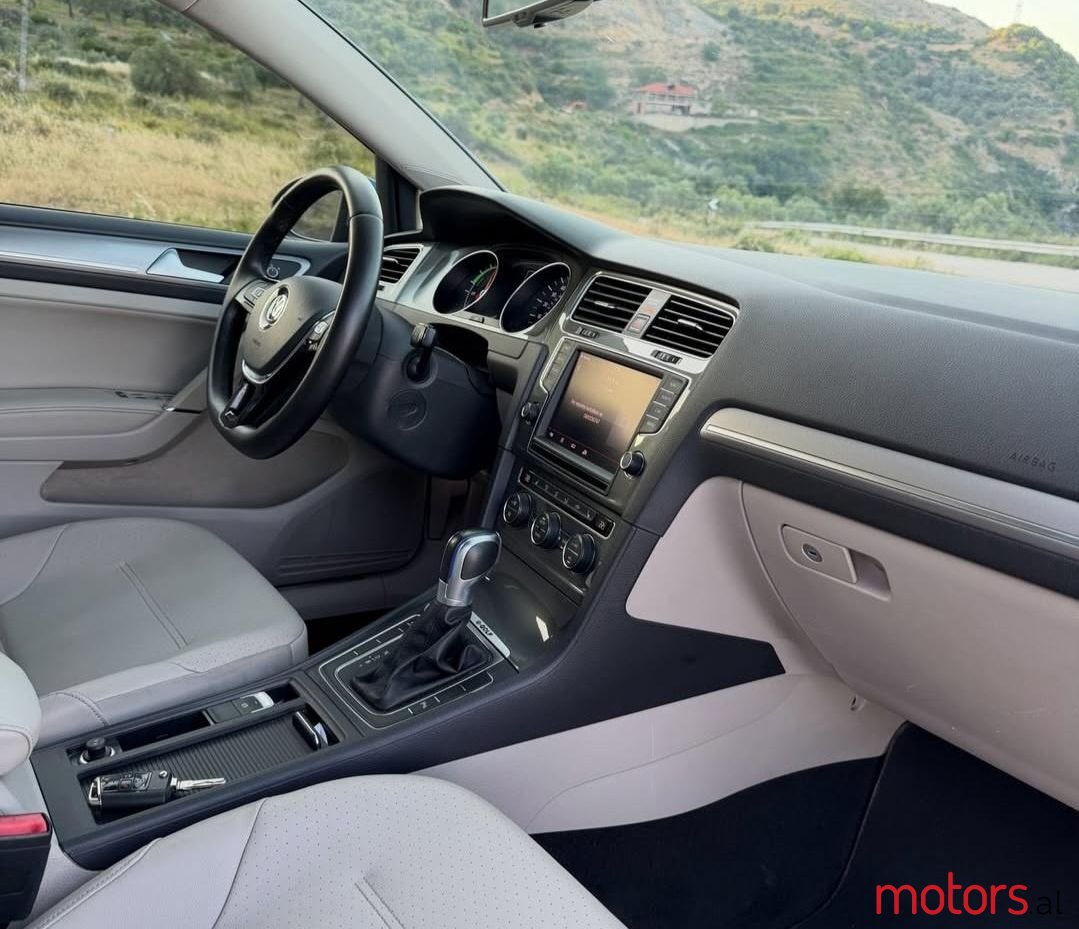 2016' Volkswagen e-Golf photo #3