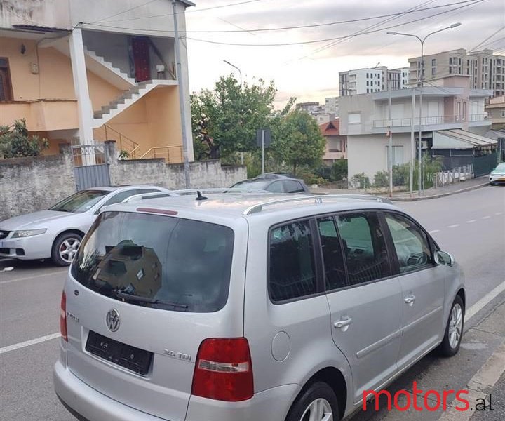 2005' Volkswagen Touran photo #2
