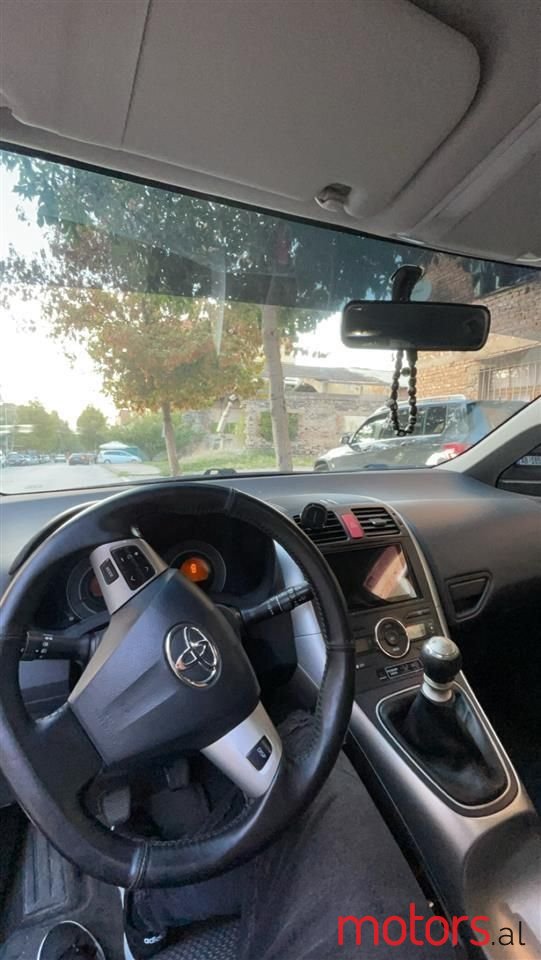 2011' Toyota Auris photo #5