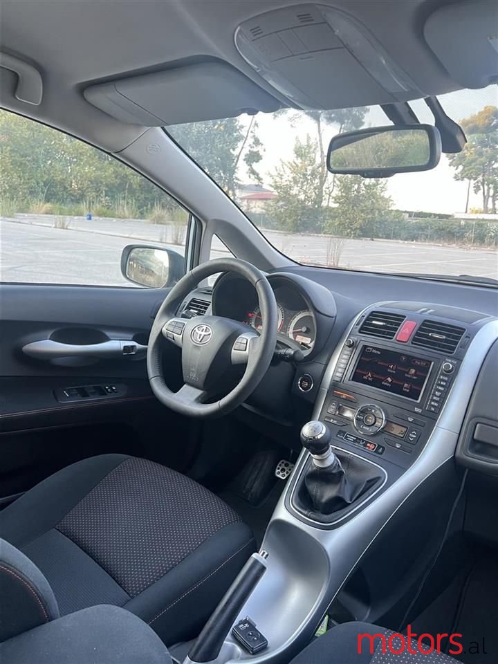 2010' Toyota Auris photo #2