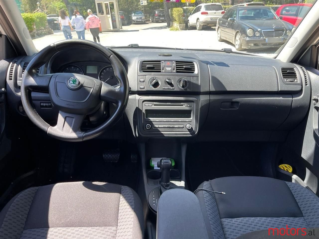 2011' Skoda Fabia photo #2