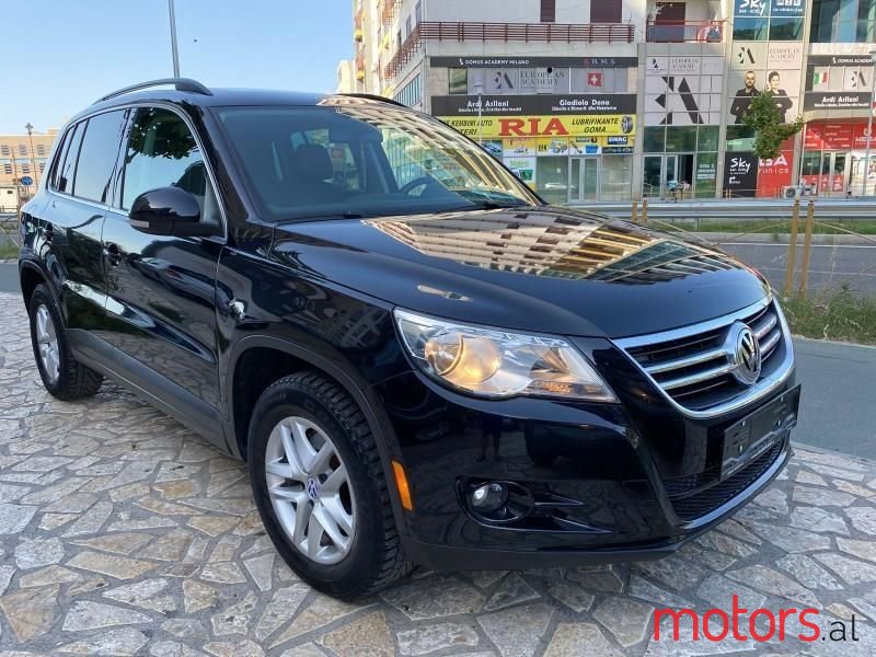 2011' Volkswagen Tiguan photo #1