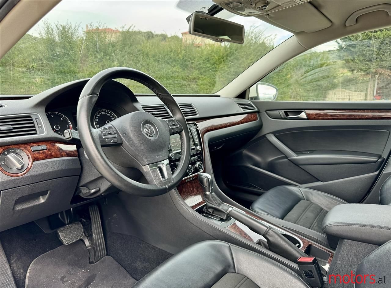 2013' Volkswagen Passat photo #3