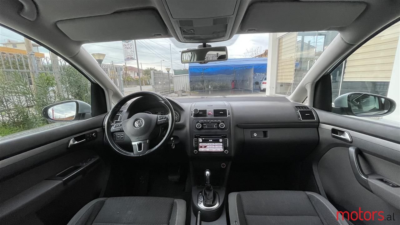 2011' Volkswagen Touran photo #3