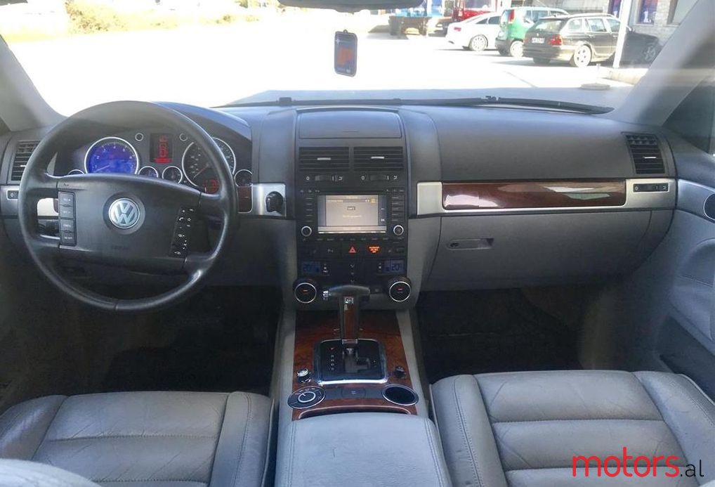 2005' Volkswagen Touareg photo #2