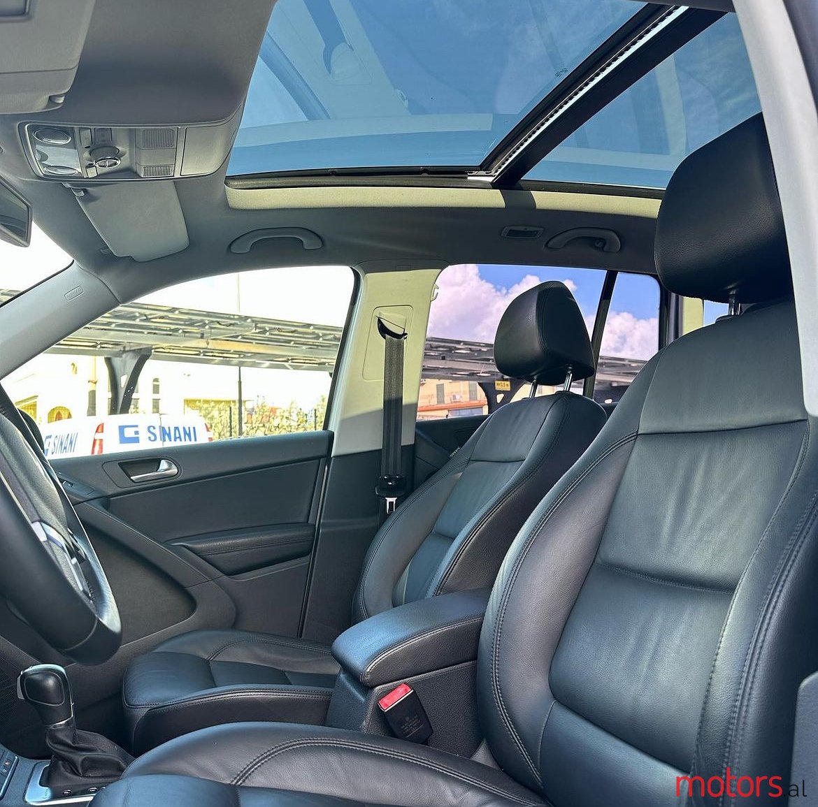 2011' Volkswagen Tiguan VOLKSWAGEN Tiguan full options photo #7