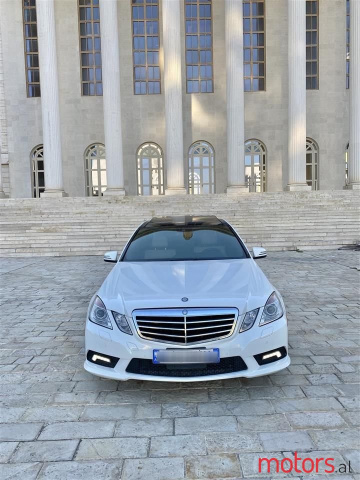 2011' Mercedes-Benz E 350 photo #3