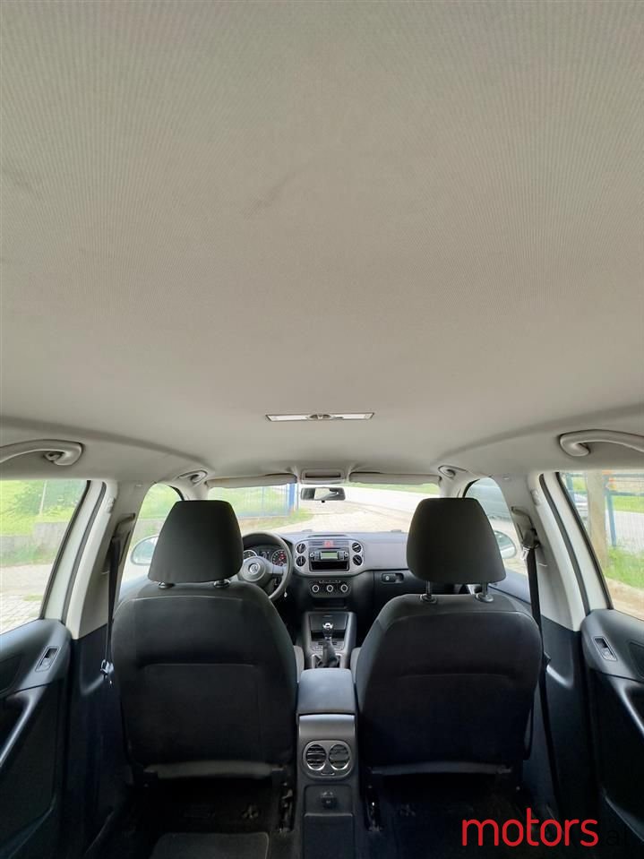 2011' Volkswagen Tiguan photo #4