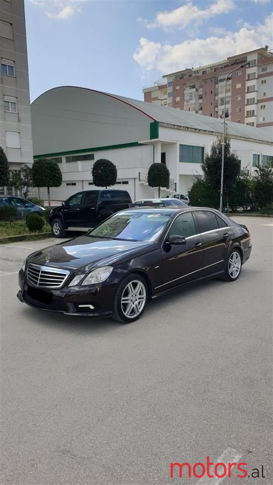 2011' Mercedes-Benz E 350 photo #2