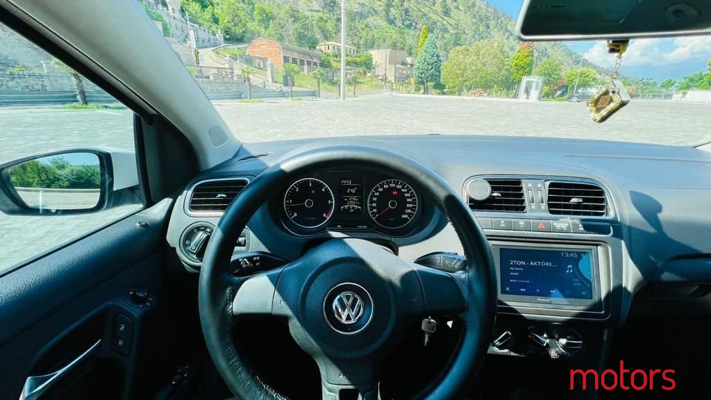 2010' Volkswagen Polo photo #4