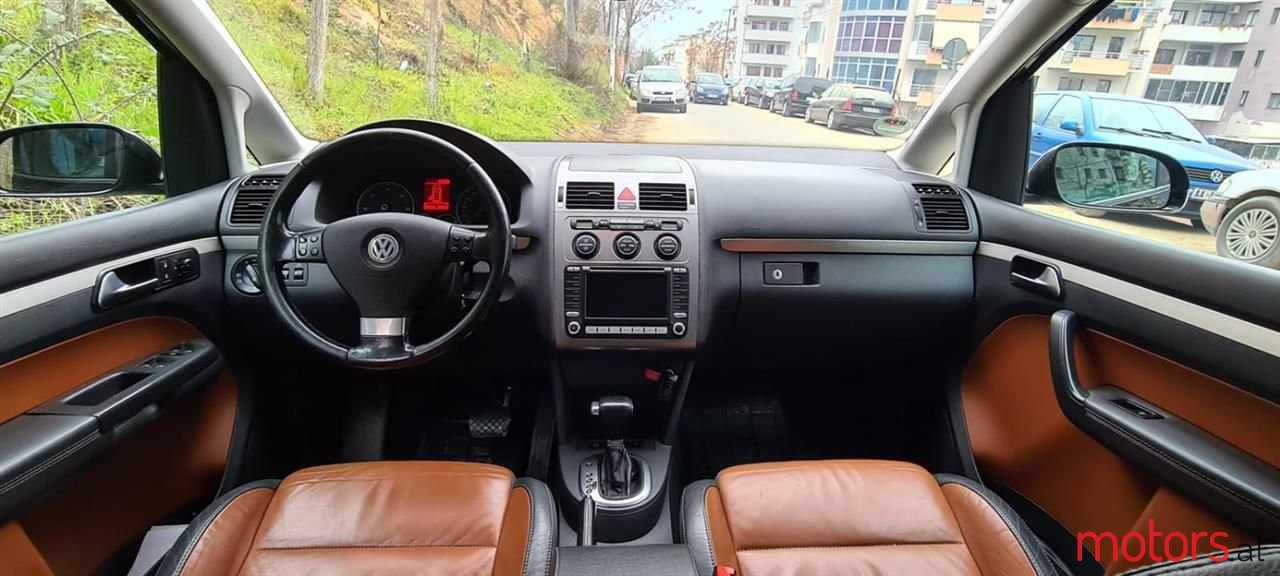 2008' Volkswagen Touran photo #1