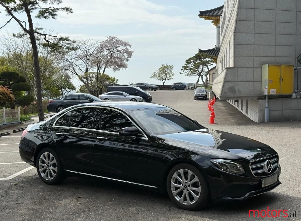 2017' Mercedes-Benz E 220 photo #5