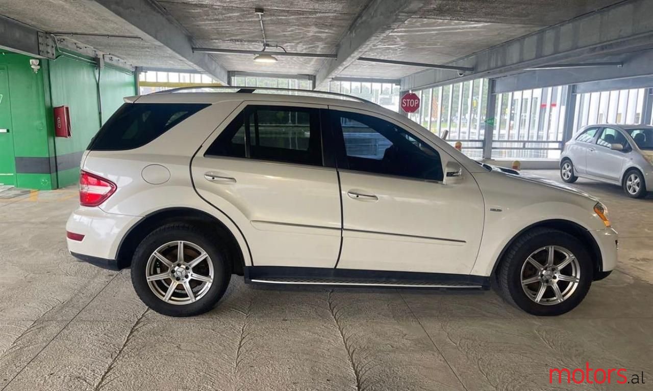 2011' Mercedes-Benz 300 photo #4