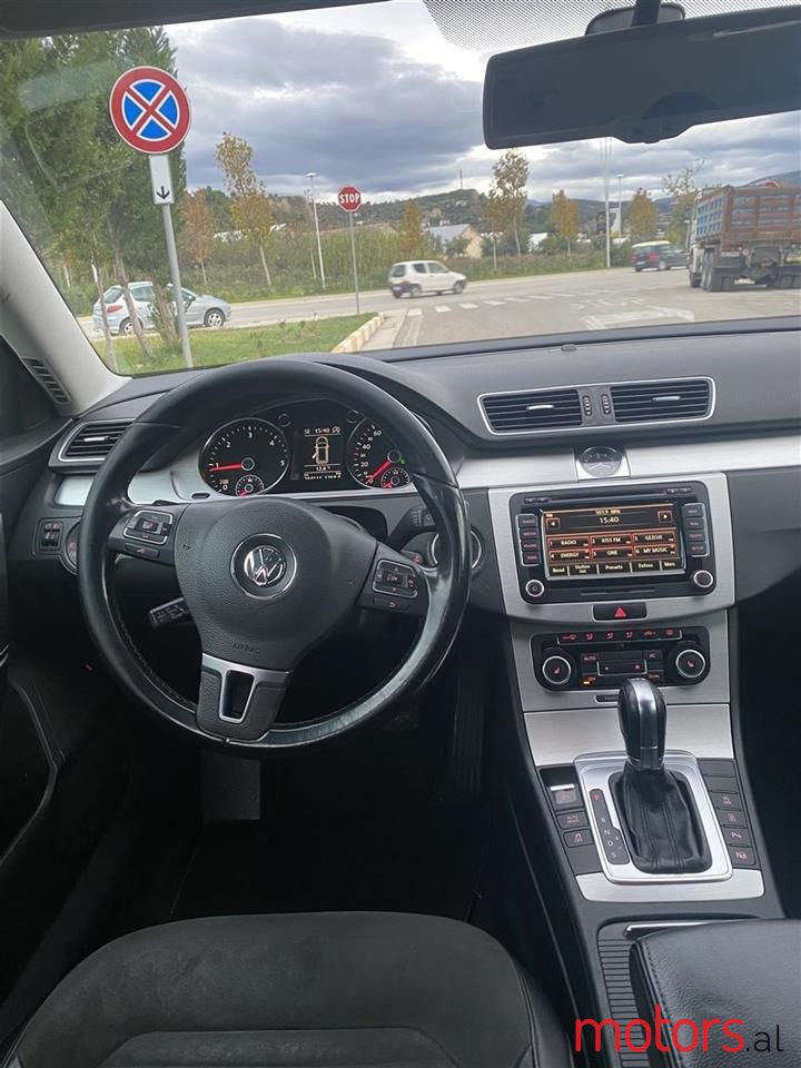 2011' Volkswagen Passat photo #4