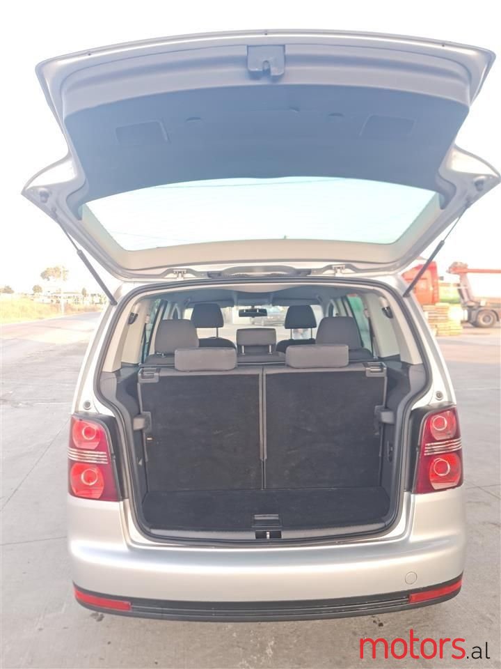 2007' Volkswagen Touran photo #5