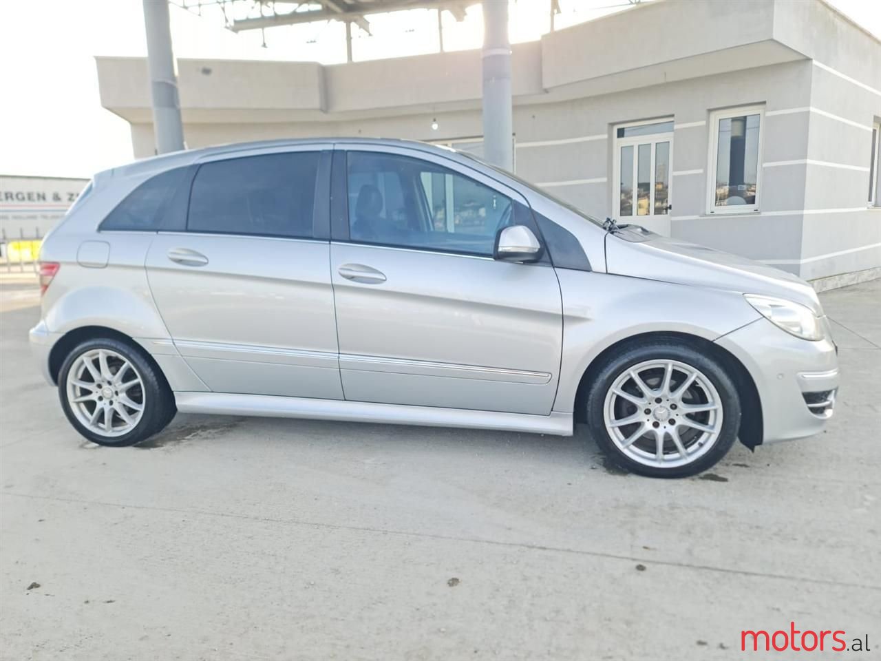 2010' Mercedes-Benz B 180 photo #2