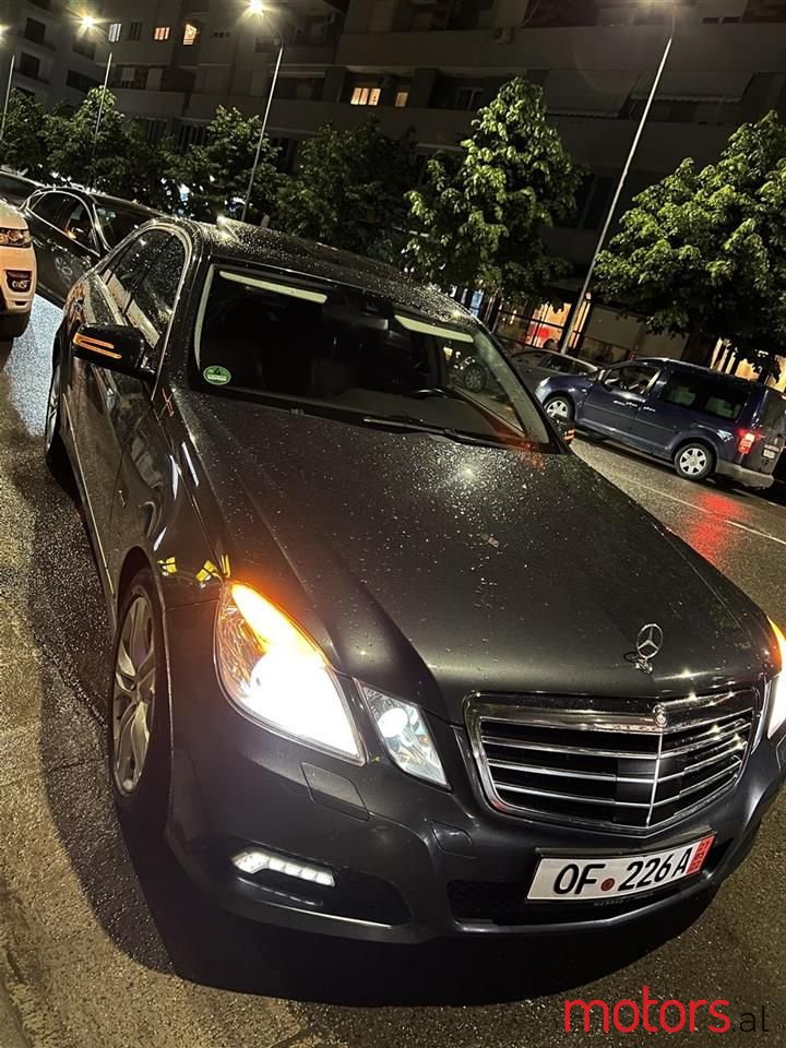 2010' Mercedes-Benz E 220 photo #2