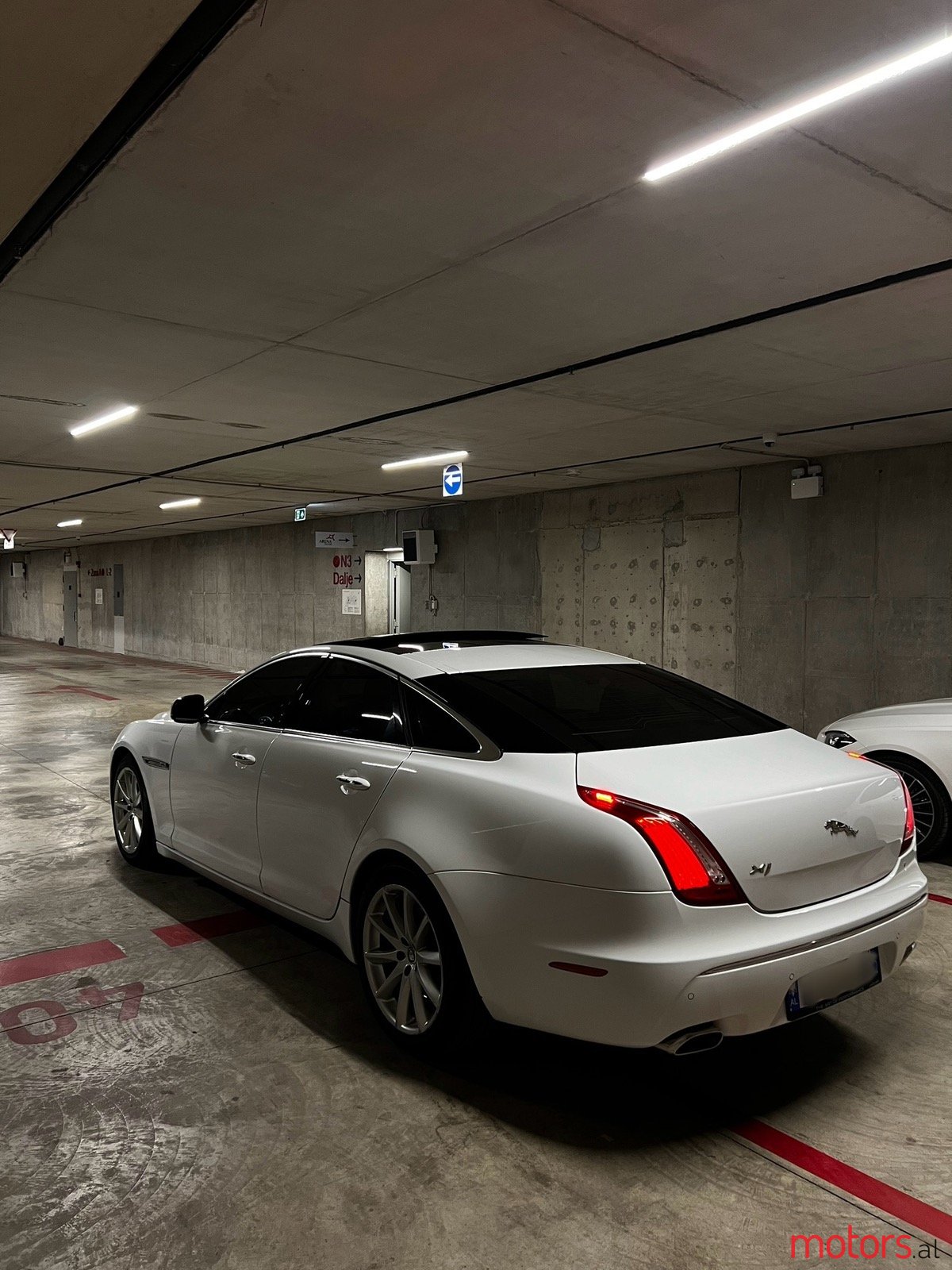 2013' Jaguar XJ photo #4