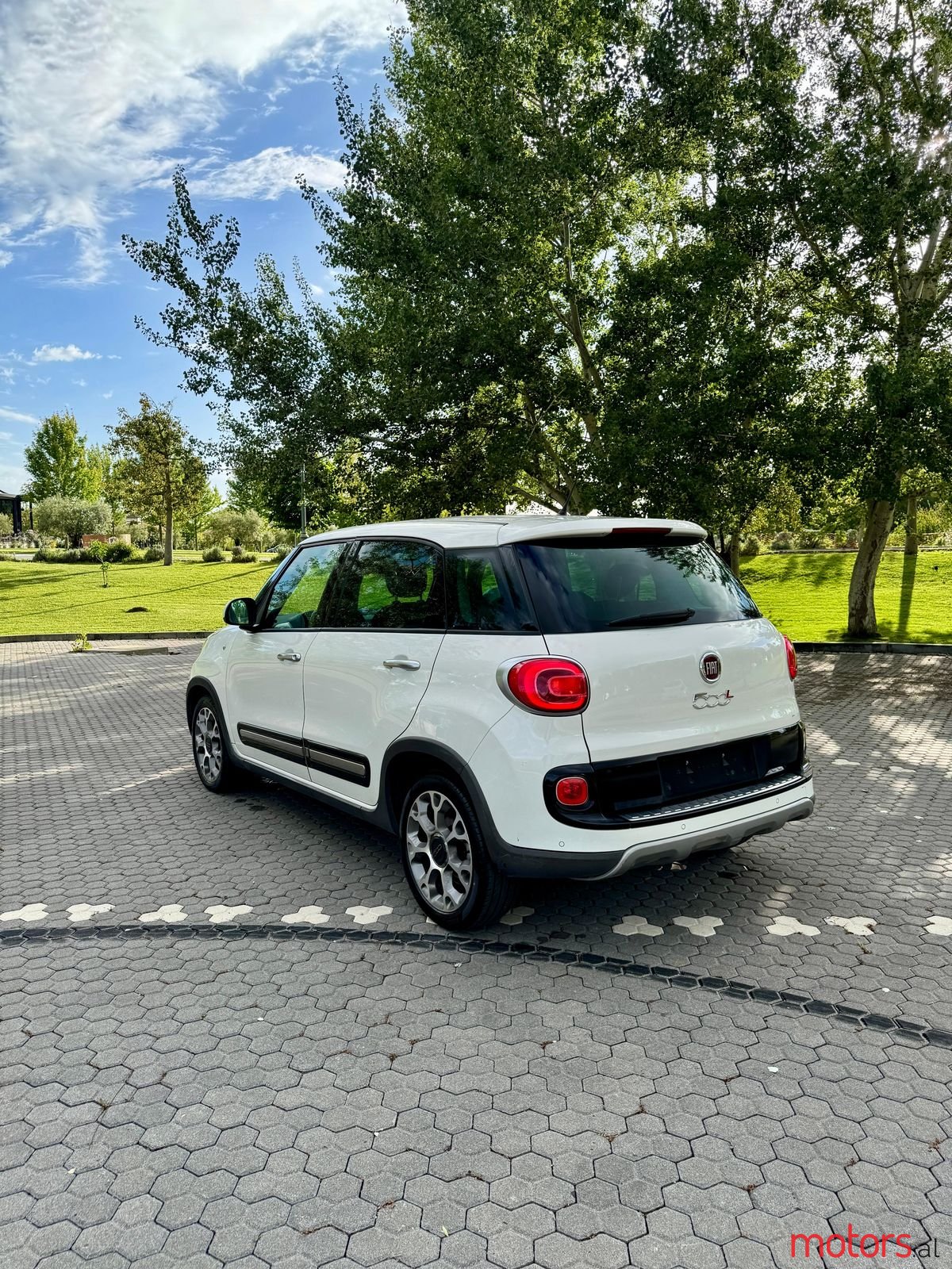 2015' Fiat 500L photo #3