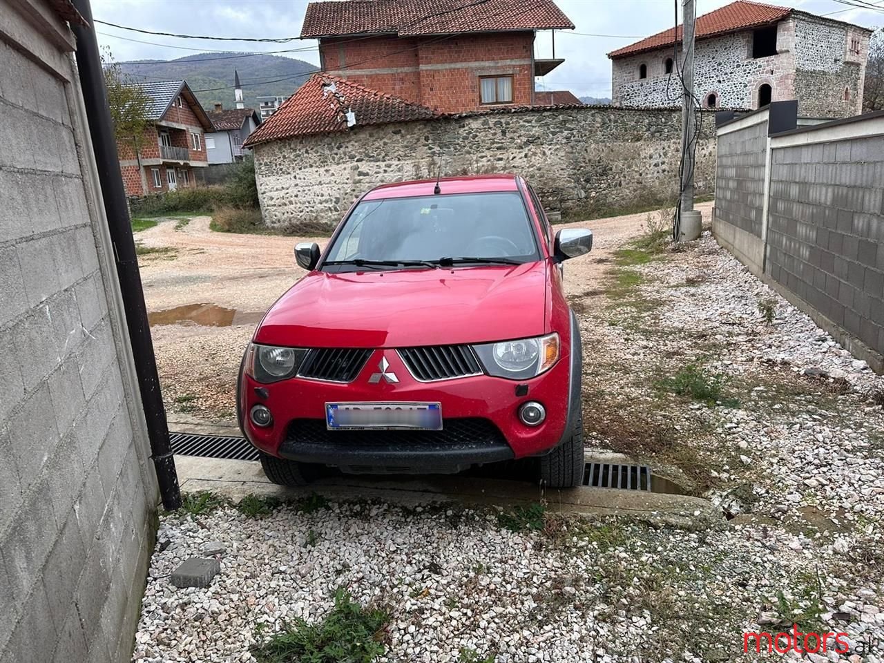 2010' Mitsubishi L200 photo #2
