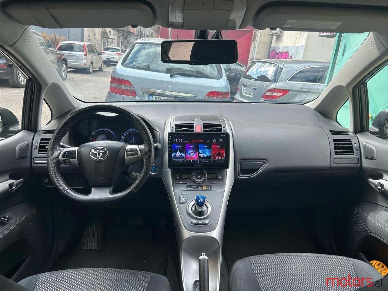 2011' Toyota Auris photo #6