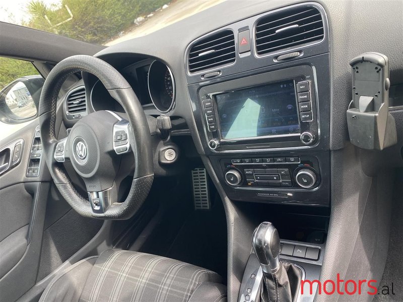 2011' Volkswagen Golf photo #5