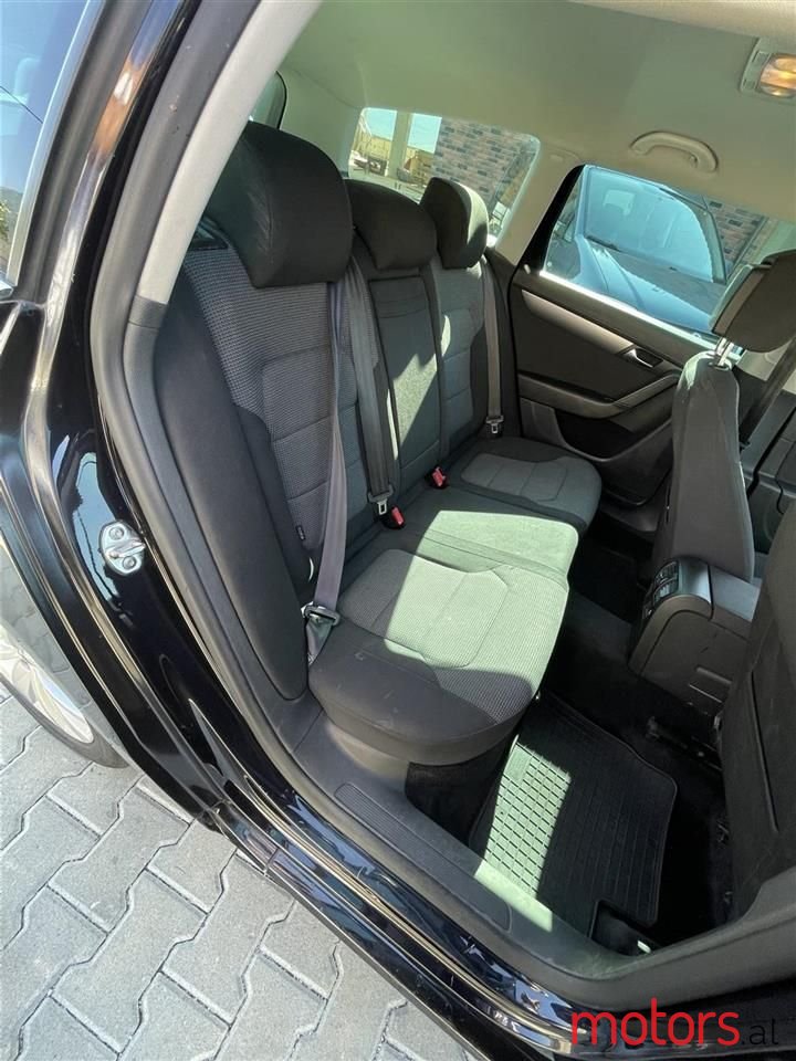 2011' Volkswagen Passat photo #6