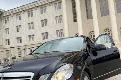 2011' Mercedes-Benz E 350